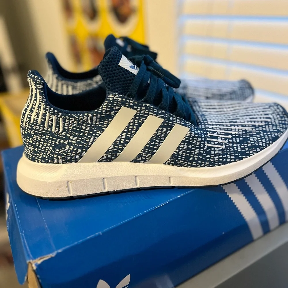 ADIDAS SWIFT RUN - Picture 3 of 9